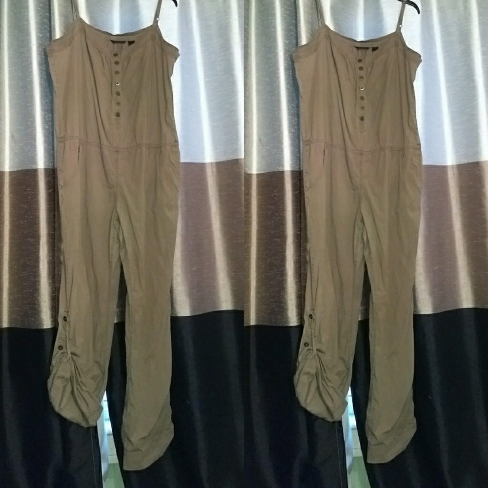 Casual khaki colored jumper w/leg button
